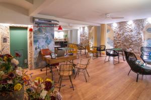a room with tables and chairs and a table with flowers at Apuntadores 8 in Palma de Mallorca