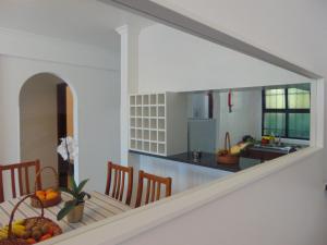 una cucina e una sala da pranzo con tavolo e sedie di Ocean Dream Apartment a Funchal