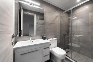 Koupelna v ubytování M&F Luxury Suites M Suite