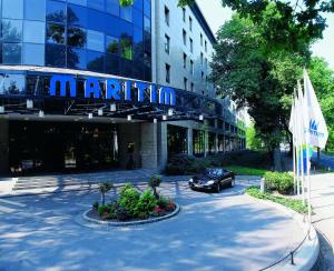 un coche está estacionado frente a un edificio en Maritim Hotel Bremen, en Bremen