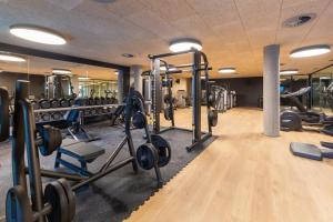 ein Fitnessstudio mit vielen Laufbändern und Gewichten in der Unterkunft ARTIEM Asturias in Quintueles