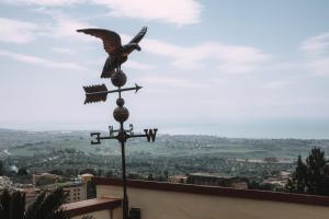 un pájaro sobre una veleta en B&B Triskéles, en Agrigento