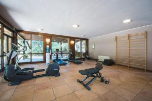 una palestra con diverse attrezzature sportive in una stanza di Roccamare Resort - Ville e Appartamenti a Castiglione della Pescaia