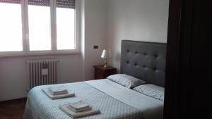 トラーニにあるLa Casa degli Artistiのベッドルーム1室(ベッド1台、タオル2枚付)