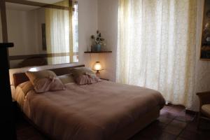 een slaapkamer met een groot bed en een raam bij Punto Relax in La Spezia