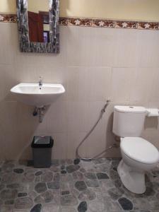 Koupelna v ubytování Wirya House