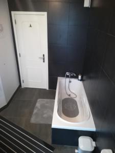 une salle de bain avec un lavabo et des toilettes dans l'établissement Lourenço House, à Póvoa de Varzim