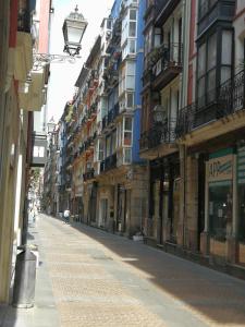 una calle vacía en una ciudad con edificios altos en Apartamento Artekale, en Bilbao