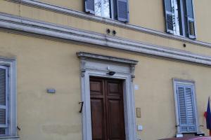 een gebouw met een houten deur en ramen bij Casa Claudia Giulio Cesare in Rome