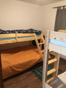 Tempat tidur dalam kamar di Vila Idila