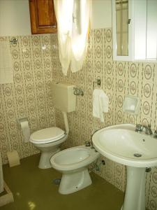 y baño con aseo y lavamanos. en Villa Olimpo B&B, en Fasano