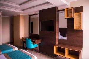 Uma TV ou centro de entretenimento em Hotel Diamond Lima