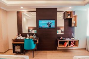 Uma TV ou centro de entretenimento em Hotel Diamond Lima