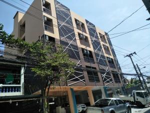 un edificio con paneles solares en su lateral en P Place พีเพลส ห้องพักรายวัน, en Bangkok