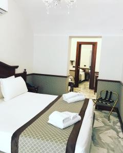 Pokój hotelowy z 2 łóżkami i krzesłem w obiekcie Hotel Best Roma w Rzymie