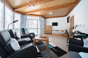 Sala de estar con 2 sofás y mesa en Schröder's Hotelpension en Willingen