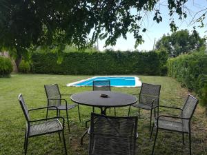 Olost的住宿－Country House El Permanyer，一个带游泳池的庭院里的桌椅