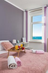 Un dormitorio con 2 camas y una mesa con toallas. en Apartment Lucia en Rijeka