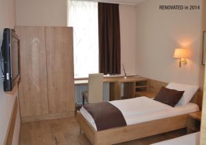 En eller flere senge i et værelse på Hotel Slovenj Gradec