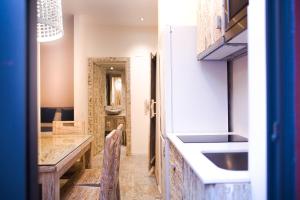 een keuken met een aanrecht, een wastafel en een tafel bij La Bodega Suites in Hospitalet de Llobregat +80 foto's