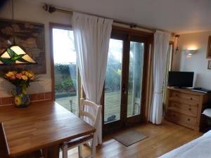 Schlafzimmer mit Esstisch und Fenster in der Unterkunft Sunset Lodge in Kingsbridge