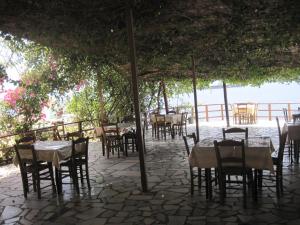 A restaurant or other place to eat at Sfinias Apartments