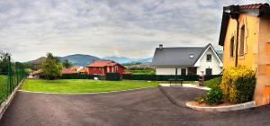 a driveway leading to a house with mountains in the background at Casa SOPALACIO in Zurita