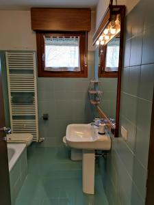 ein Badezimmer mit zwei Waschbecken, einem Spiegel und einer Badewanne in der Unterkunft Horus apartment in Padua