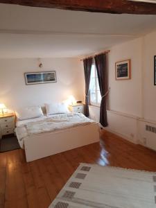 une chambre avec un lit blanc et une fenêtre dans l'établissement Quai Peree Apartement, à Saint-Valery-sur-Somme 23 autres photos