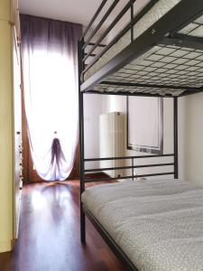 ein Schlafzimmer mit einem Etagenbett und einem Fenster in der Unterkunft Horus apartment in Padua