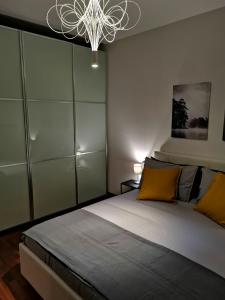 ein Schlafzimmer mit einem großen Bett und einem Kronleuchter in der Unterkunft Horus apartment in Padua