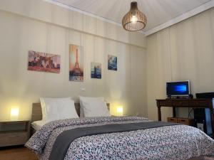Posteľ alebo postele v izbe v ubytovaní Thiseio Big Apartment