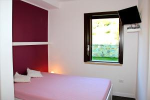 1 dormitorio con cama y ventana en Villa Antonia Castellabate, en Castellabate