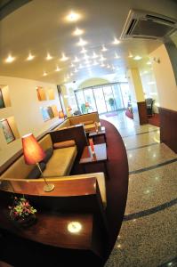 - un salon avec un canapé et une table dans l'établissement Arma Hotel, à Manisa
