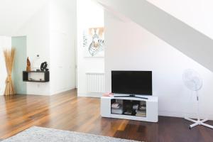 A television and/or entertainment centre at APOSENTUS - Downtown Porto Modern Penthouse