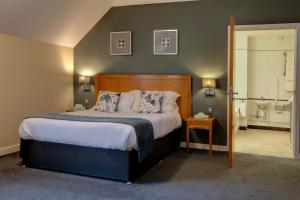 Wild Pheasant Hotel & Spa客房内的一张或多张床位