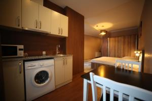 A kitchen or kitchenette at Hotel Soft