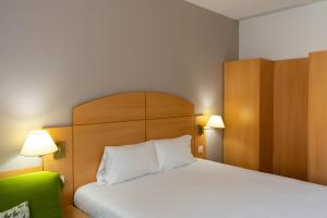 Cama o camas de una habitación en Campanile Madrid Alcalá de Henares