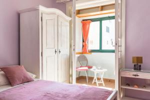 um quarto com uma cama, uma mesa e uma janela em Sunny Apartment Split em Split