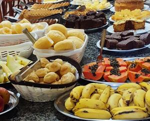 een buffet van verschillende soorten desserts en gebak bij Hotel Imperador Caldas in Santo Amaro da Imperatriz