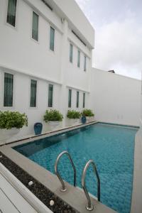 une piscine en face d'un bâtiment dans l'établissement Casa Blanca Boutique Hotel - SHA Plus, à Phuket