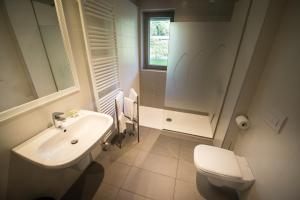 Un baño blanco con lavabo e inodoro. en Residence Centro Vela, en Riva del Garda 47 fotos más