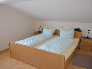 1 dormitorio con 2 camas y almohadas azules en Obst- und Ferienhof Brudy, en Appenweier