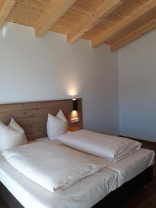 Llit o llits en una habitació de Hotel Jagdhof