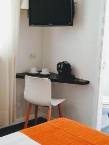 
a small room with a television and a coffee table at Hotel Arcos in Mar del Plata

