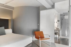 Łóżko lub łóżka w pokoju w obiekcie Petit Palace Alcalá