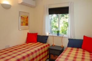sypialnia z dwoma łóżkami i oknem w obiekcie Riviera Playa w mieście Mijas Costa +26 zdjęć