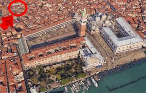 an overhead view of a large building with a red arrow at Calle dei Fabbri Apartment in Venice