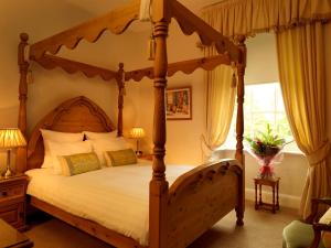 Schlafzimmer mit Himmelbett in der Unterkunft The Morritt Hotel in Barnard Castle