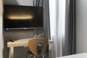 Telewizja i/lub zestaw kina domowego w obiekcie Petit Palace Alcalá